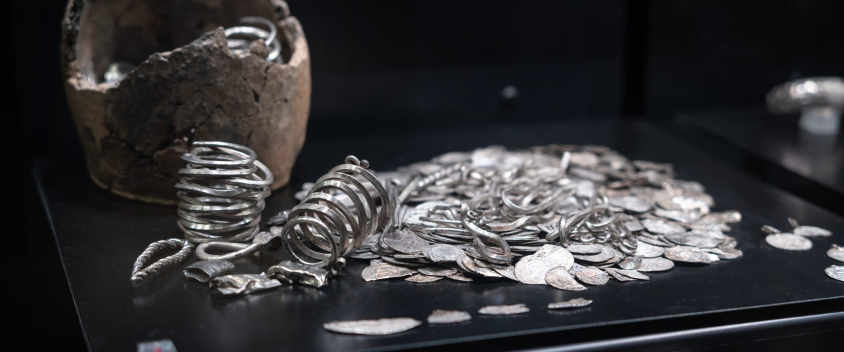 Silver från järnåldern i en museimonter.