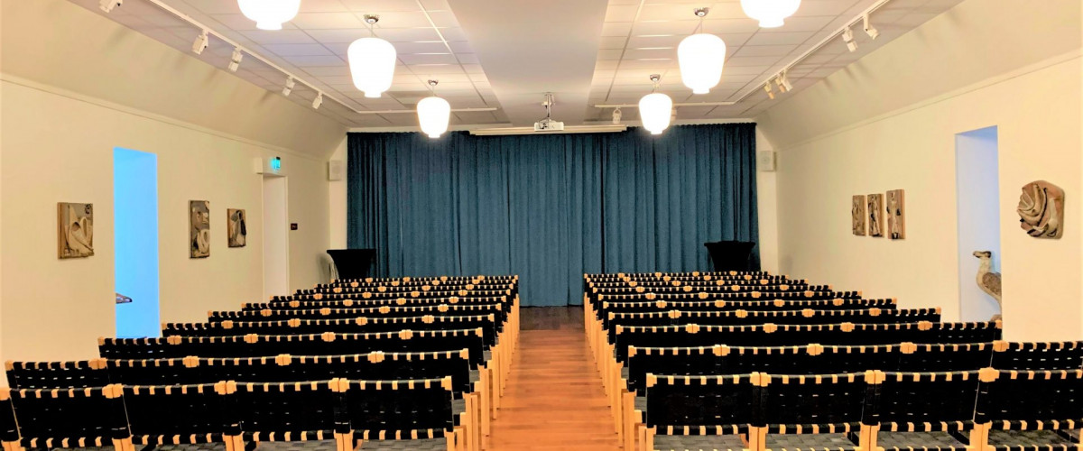Konferensrum med många stolar.