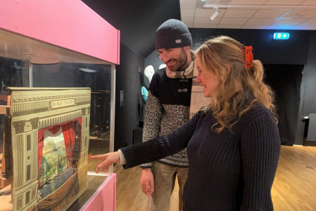 https://test.gotlandsmuseum.se/wp-content/uploads/edward_alma_leksaker_2022_foto_kerstinklint-1-e1684757135940.jpg